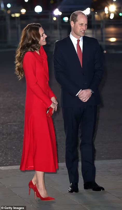 Red Coat Dress, William E Kate, Looks Kate Middleton, Red Outfits, Princess Katherine, Royal Christmas, Kate Middleton Prince William, Princess Catherine, Catherine Elizabeth Middleton