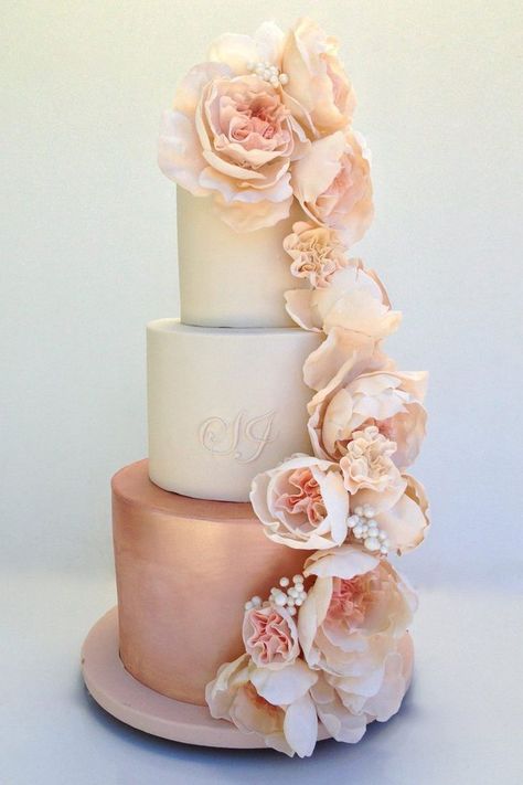 Rose Gold Wedding Cake, Super Torte, Rose Gold Wedding Cakes, Rose Gold Cake, Rose Gold Theme, Wedding Cake Roses, Gold Wedding Theme, Pink Wedding Cake, Floral Wedding Cakes