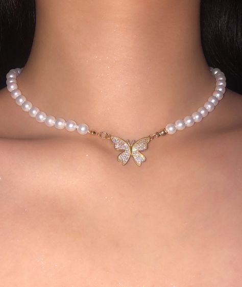 A closeup shot of a neck adorned by a pearl choker with a gold butterfly pendant. Pearl Butterfly Necklace, Cute Chokers, Vivienne Westwood Inspired, Butterfly Pearl Necklace, Classy Jewellery, Unique Pearl Jewelry, Unique Pearl Necklace, Butterfly Choker Necklace, Butterfly Choker