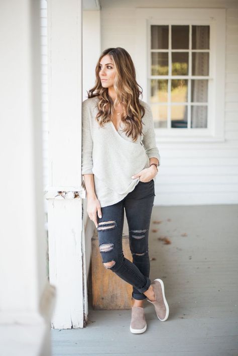 The best mom sneakers include the slip-on sneakers styled with ripped jeans and a sweater for fashion and comfort. Mom Sneakers, Jeans And Sneakers Outfit, Lauren Mcbride, Chic Winter Style, Sneaker Outfits, Chic Sneakers, Sneakers Fashion Outfits, Casual Chique, Winter Chic