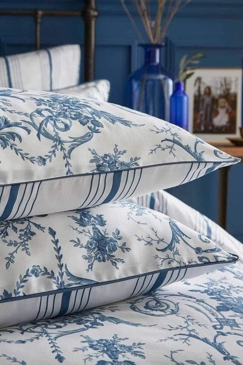 French Blue Bedroom, Sateen Bedding, Blue And White Bedding, Design Ložnic, Laura Ashley Bedding, Blue Bedding Sets, Super King Duvet Covers, Casa Country, Blue White Decor