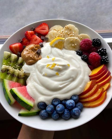 Ilona Niina🇨🇭 on Instagram: “Rainbow yogurt bowl🌈🥰 you can never have too many toppings on your bowls trust me hehe😏 which are your favorite toppings?✨⁣ ⁣ 🥣 bowl…” Lemon Yogurt Recipe, Yogurt Breakfast Bowl, Puffed Quinoa, Yogurt Toppings, Yogurt Recipe, Yogurt Breakfast, Healthy Yogurt, Lemon Yogurt, Yogurt Bowl