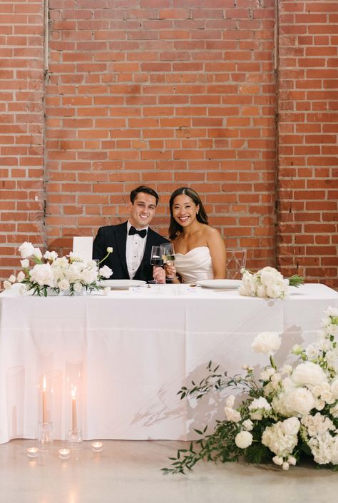 Sweetheart Table Wedding Flowers Simple, Minimal Table Centerpieces Wedding, Minimalist Wedding Sweetheart Table, White Flower Sweetheart Table, Minimalistic Sweetheart Table, Sweetheart Table Minimalist, Sweetheart Table White Flowers, Simple Sweetheart Table Decor, Minimal Sweetheart Table