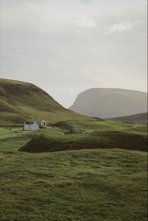 Scottish Mountains Landscapes, Autumn Scotland Aesthetic, Scotland Mountains Aesthetic, Scotland Countryside Aesthetic, Scotland Nature Aesthetic, Ireland Autumn Aesthetic, Mountain House Wallpaper, Scotland Astethic, Highlands Of Scotland