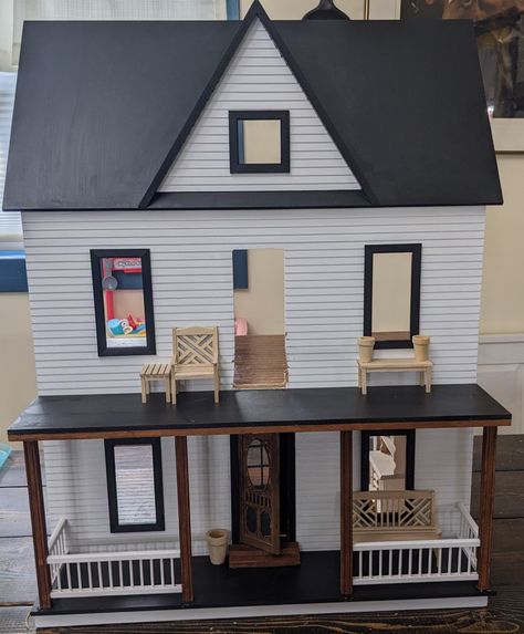 Vermont Farmhouse Jr - Double Porch Vermont Farmhouse Jr Dollhouse, Dollhouses Diy, Vermont Farmhouse Jr, Farmhouse Dollhouse, Halloween Minis, Vermont Farmhouse, Kids Interior Design, Dollhouse Ideas, Dolls House Interiors