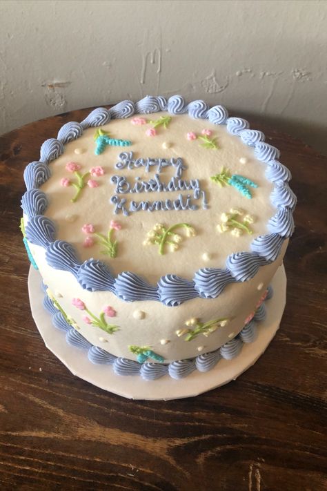 Simple Pastel Birthday Cake, Aesthetic Flower Birthday Cake, Publix Birthday Cakes Ideas, Pintrest Cakes Minimalist, Lavender Birthday Cake Simple, Spring Birthday Cake Aesthetic, Simple Cake Frosting Designs, Dainty Cake Designs, Birthday Cake Asethic