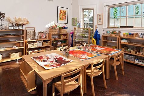 Inspiration for the art studio/atelier Art Studio Inspiration, Reggio Atelier, Childrens Art Studio, Atelier Ideas, Atelier Studio, Preschool Furniture, Kids Art Studio, Chalkboard Table, Atelier Art