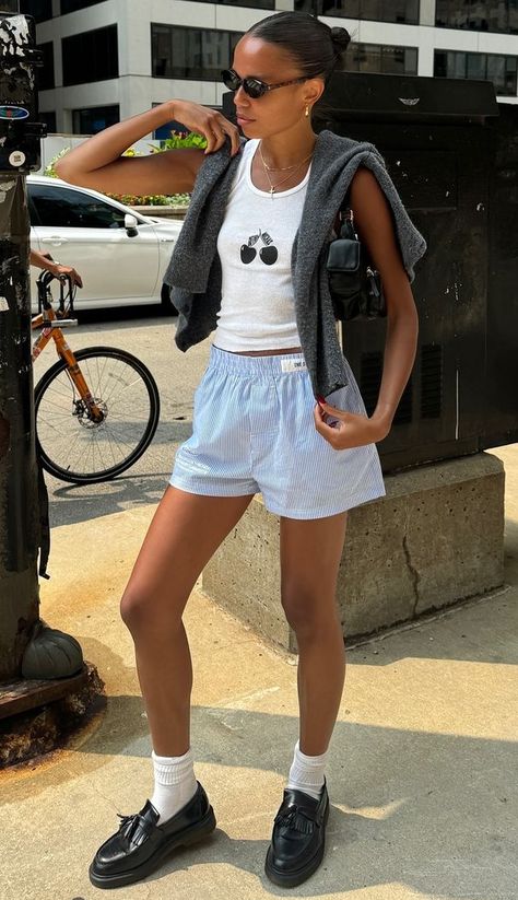 Sporty Chic Aesthetic, Spain Outfits Summer, Spring Streetwear Shorts, Trendy Zara Cotton Shorts, Boxer Shorts Street Style, Zoo Outfit Ideas, Spring Streetwear Mini Skort, Mini Shorts Outfit, Summer Streetwear Mini Skirt Shorts