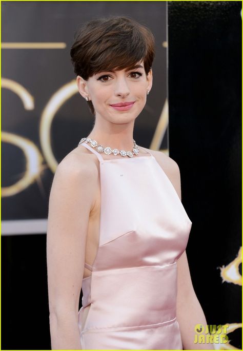 /\ /\ . Anne Hathaway, Oscars 2013 Darts Fashion, Anne Hathaway Oscar, Anne Hathaway Hair, Dart Tips, Bust Dart, Jacket Making, Fashion Technology, Design Sketchbook, Simple Top