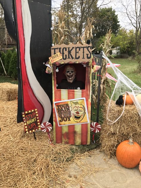 Scary Carnival Trunk Or Treat Ideas, Diy Halloween Carnival Decorations, Carnevil Halloween Decorations Diy, Scary Circus Halloween Decorations, Haunted Circus Decorations, Haunted Carnival Decorations, Creepy Carnival Decorations Diy, Carnival Halloween Decorations, Circus Halloween Decorations