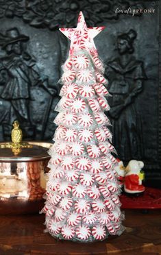 How to Make a DIY Peppermint Candy Christmas Tree Peppermint Candy Christmas Tree, Christmas Candy Crafts, Gifts Drawing, Candy Trees, Peppermint Candies, Candy Christmas Tree, Candy Tree, Candy Wreath, Candy Cane Christmas Tree