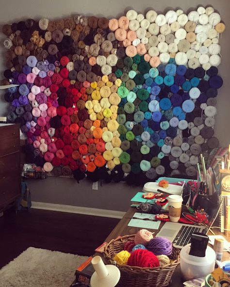 Can you say Yarn Goals? Take a look at this clever, gorgeous solution to organizing and displaying your huge yarn collection! Hanging Feather Decor, Diy Feather Decor, Yarn Display, Knitting Room, Yarn Collection, Crochet Organizer, Yarn Organization, Yarn Wall Art, Dream Craft Room