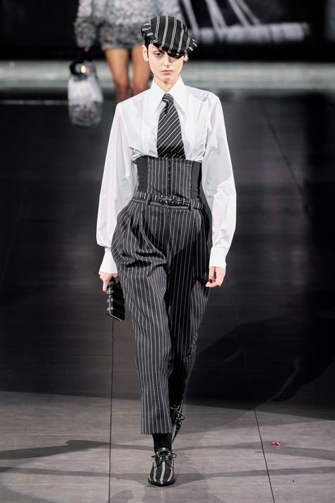 Dolce & Gabbana Herbst/Winter 2020-2021 Ready-to-Wear - Kollektion | Vogue Germany Women Wearing Ties, Woman Suit Fashion, Milano Fashion Week, Dolce E Gabbana, Kpop Fashion Outfits, Fashion Show Collection, Suit Fashion, Vogue Paris, Dolce & Gabbana