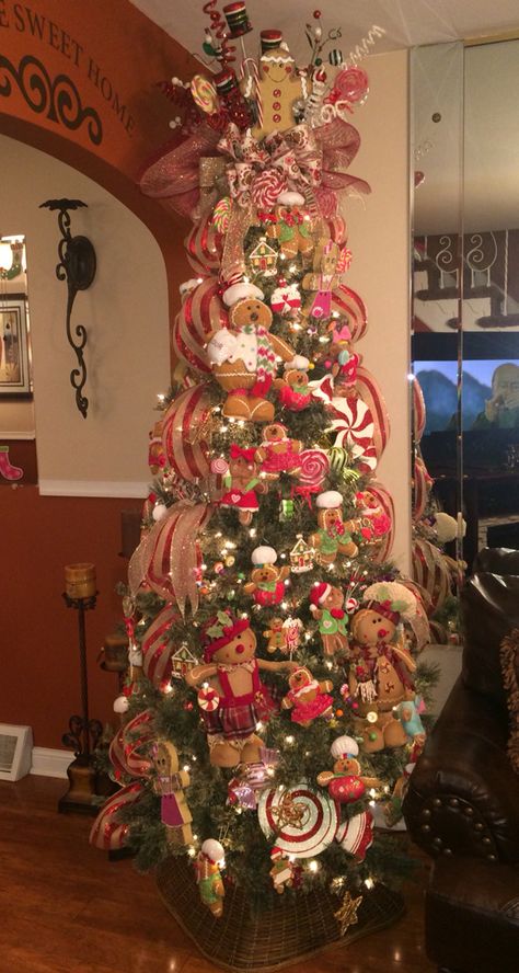 Ginger bread Christmas Tree Ideas. Christmas Tree Decorated, Disney Christmas Decorations, Gingerbread Christmas Tree, Candy Christmas Tree, Christmas Tree Decorating Themes, Gingerbread Christmas Decor, Gingerbread Decorations, Unique Christmas Trees, Christmas Tree Inspiration