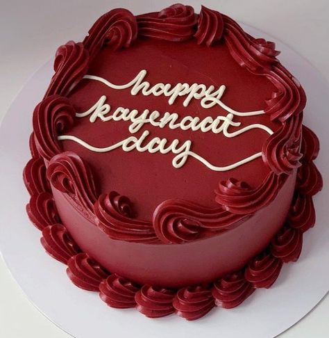 Burgundy Cake Birthday Simple, Pastel Color Vino, Dark Red Birthday Cake, Red Birthday Cake Aesthetic, Red Colour Cake, Circle Vintage Cake, Red Color Cake, Burgundy Birthday Party Ideas, Burgundy Birthday Cake