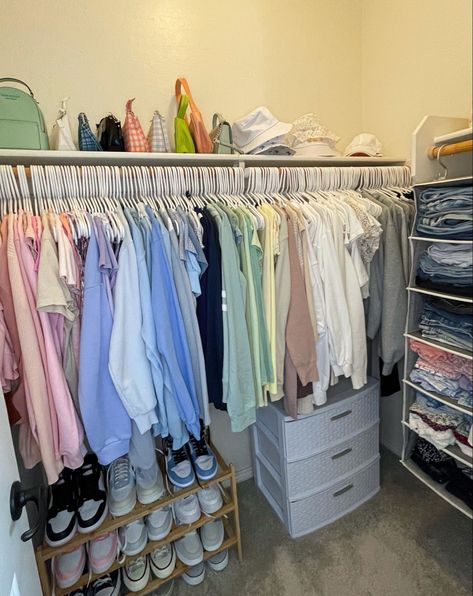 Different Closet Ideas, Closet Not Walk In, Color Organized Closet Aesthetic, Cute Closet Organization Ideas, Closet Goals Aesthetic, Aesthetic Organization Closet, Orginazation Closet Ideas, Clean Closet Inspiration, Apartment Clothing Rack