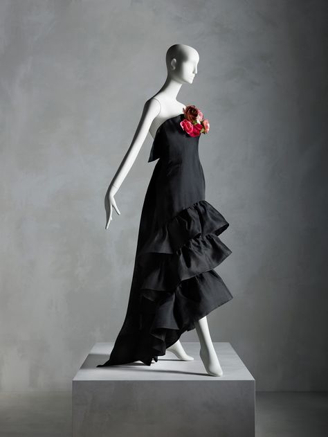 Evening Dress Cristóbal Balenciaga Summer 1961 The MET Philip Treacy Hats, Cristobal Balenciaga, Balenciaga Dress, Madeleine Vionnet, Paul Poiret, Hollywood Dress, Charles James, Philip Treacy, Cristóbal Balenciaga