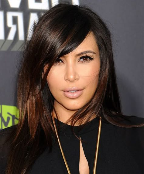 long, sliced layers with textured ends that create softly tapered tips.  From a low side parting, the chin-length fringe is swept over one side of the face in casual, defined strands that fit in with the windswept look perfectly. Winter Hair Color Trends, Kim Kardashian Hair, Kardashian Hair, Wedge Hairstyles, Nails 2017, Shoulder Hair, Winter Hair Color, Long Brown Hair, Short Hair With Bangs