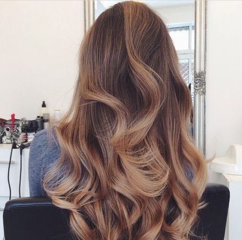 Pinterest: Nuggwifee☽ ☼☾ Loose Bouncy Curls, Relaxed Curls, Trendy We Fryzurach, Twisted Hair, Bouncy Curls, Ombre Hair Color, Hair Color Trends, Messy Hairstyles, Ombre Hair