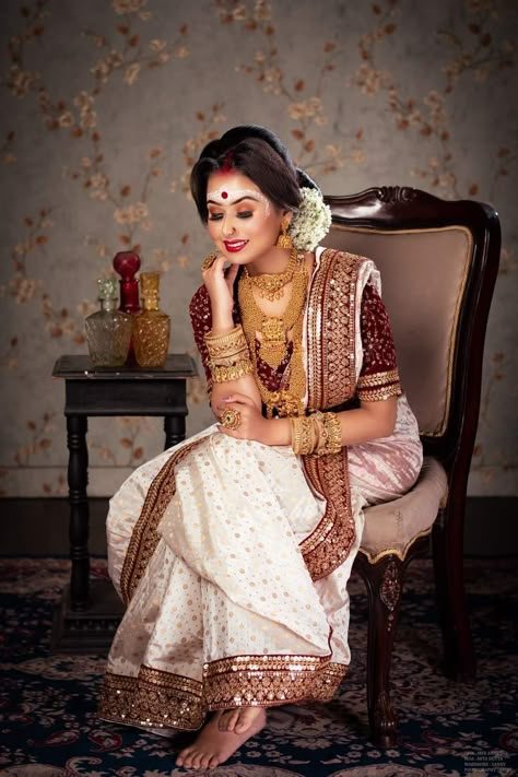 Bengali Bride Reception Look, Neha Singh, Bride Design, 2021 Outfits, Bengali Saree, Bengali Bridal Makeup, Sitting Pose, Lehenga Red, Couple Wedding Dress