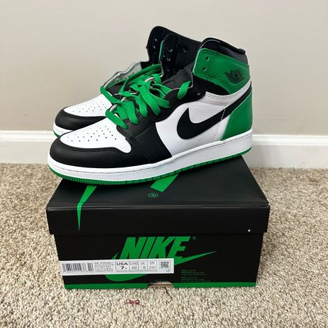 Air Jordan 1s Green, Black And Green Shoes, Nike Shoes Green, Green Nikes, Jordan 1 Green, Green Nike Shoes, Nike Shoes Jordan, Cute Jordans, Shoes Jordan 1