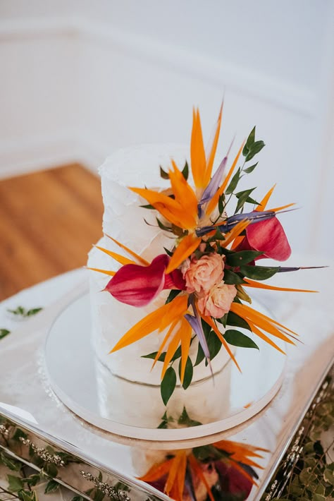 Tropical Flower Wedding Cake, Wedding Cake With Tropical Flowers, Tropical Cake Ideas, Jungle Wedding Cake, Hawaiian Wedding Reception, Venue 1902, Elegant Tropical Wedding, Hawaiian Wedding Cake, Bird Of Paradise Wedding