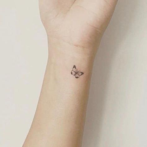 43 Simple and Small Tattoos Ideas For Women Tiny Butterfly Tattoo, Simple Butterfly Tattoo, Butterfly Wrist Tattoo, Butterfly Tattoo On Shoulder, Butterfly Tattoo Meaning, Petit Tattoo, Small Butterfly Tattoo, Butterfly Tattoos For Women, Tattoo Wrist