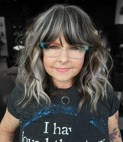 30 Coolest Ideas on Gray Blending for Dark Hair - Hair Adviser Gray Blending, Gray Balayage, Grey Hair Inspiration, Silver Highlights, Transition To Gray Hair, Blending Gray Hair, Gray Hair Highlights, Permanent Hair Dye, Grey Hair Color