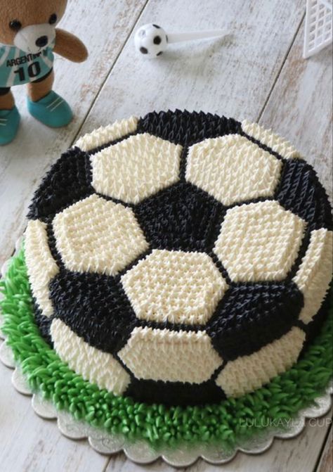 Soccer Cake Decorations, Soccer Party Cake Ideas, Birthday Cake Ball Theme, Soccer Birthday Themes, Soccer Ball Theme Birthday Party, Soccer Football Cake, Buttercream Soccer Cake, Soccer Ball Birthday Party Ideas, Buttercream Football Cake