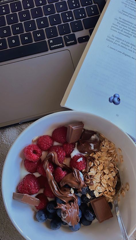 Yogurt, strawberries, blueberries, oatmeal and chocolate to make a healthy break Exam Snacks Finals Week, Study Break Aesthetic, Quick Snacks For Study Nights, Study Snacks Aesthetic, Exam Snacks, Late Night Healthy Snacks, Science Academia, Studying For Exams, Healthy Late Night Snacks