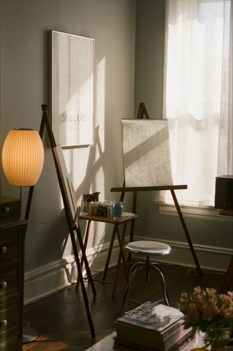 Painter Apartment Aesthetic, Painter Bedroom Aesthetic, Painters Room Aesthetic, Paint Easel Aesthetic, Paint Set Up Aesthetic, Painting At Home Aesthetic, Painting Easel Aesthetic, Minimal Art Studio, Easel Decoration Ideas For Home