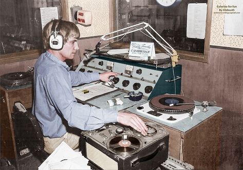 70s Recording Studio, Vintage Radio Station, 1950s Radio, College Radio, Theatre Crafts, Pirate Radio, Sound Guy, Producer Studio, Stereo Console