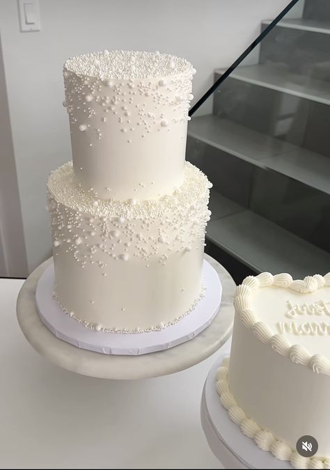 Engagement Cake With Pearls, Wedding Cake With Edible Pearls, White Wedding Cake Pearls, Pearl Dessert Table, Simple Wedding Cake Pearls, Pearls Wedding Cake, Simple Pearl Wedding Cake, Pearl Wedding Bouquet, Pearls In Wedding