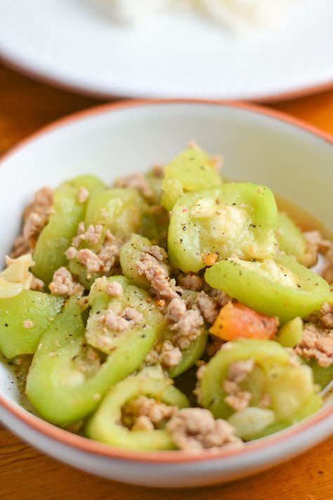 This Filipino dish, sauteed sponge gourd (ginisang patola) is so simple and easy to make, it is ready in 25 minutes. Filipino Vegetable Dishes, Filipino Vegetable Recipes, Sponge Gourd, Chayote Recipes, Easy Filipino Recipes, Philippines Recipes, Yummy Vegetable Recipes, Filipino Dish, Philippines Food