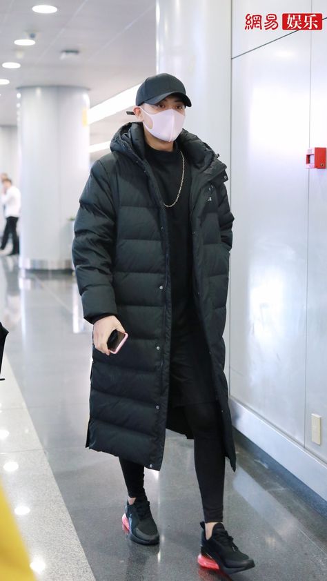 Long Puffer Jacket Outfit Men, Long Puffer Jacket Outfit Street Style, Buffer Jacket Outfit, Long Black Puffer Coat Outfit, Beige Outfit Men, Red Outfit Men, Buffer Jacket, Puffy Jacket Outfit, Black Puffer Jacket Outfit