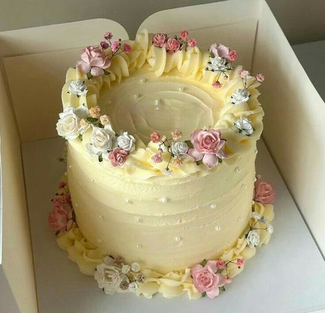 Circle Cake Aesthetic, Birthday Party Ideas Coquette, Tort Aesthetic, Spring Birthday Cakes, Wildflower Cake, Illustration Jewelry, Pastel Coquette, Luxury Motivation, Sketch Tutorial