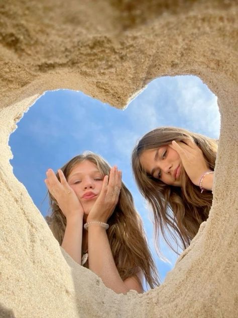 Idea For Sea Photo, Photo Ideas With A Friend, Sea Ideas Photo, Pictures For The Beach, Two Best Friends Photography, Sea Foto Ideas, Summer Beach Aesthetic Friends, Cute Summer Picture Poses, Best Friends Photos Instagram