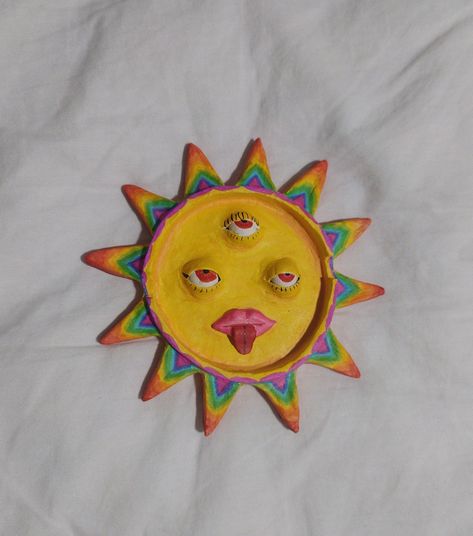 Made with clay air dry and painted with markers Sun Ashtray Clay, Ashtray Clay, Easy Clay Sculptures, Clay Inspo, Easy Diys, Clay Art Projects, Ceramics Projects, Art Drawings Sketches Creative, Ashtrays