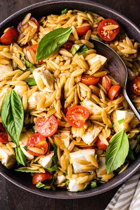 Caprese Orzo, Summer Side Dishes Recipes, Summer Pasta Salad Recipes, High Potassium Foods, Caprese Salad Recipe, Tomatoes Mozzarella, Mozzarella Salad, Cold Pasta Salad, Easy Pasta Dishes