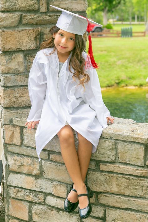 Simply beautiful VPK kindergarten pictures in the park 📷 Kindergarten Cap And Gown Picture Ideas, Graduation Pictures Kindergarten, Toddler Graduation Pictures, Kindergarten Graduate Photoshoot, Preschool Graduation Ideas Pictures, Preschool Cap And Gown Pictures, Kindergarten Photoshoot Ideas, Elementary Graduation Pictures, Kindergarten Graduation Photo Ideas