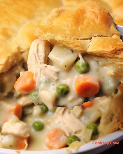 Learn how to make chicken pot pie casserole with this ridiculously simple trick Casserole Recipes Easy, Cooktop Cove, Creamy Chicken Pot Pie, Pot Pie Casserole, Chicken Pot Pie Casserole, Pot Pies Recipes, Recipes Casserole, Chicken Pot Pie Recipes, Food Chicken