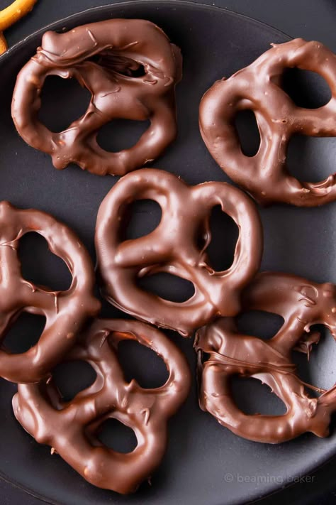 Vegan Chocolate Covered Pretzels, Pretzel In Chocolate, Chocolate Coated Pretzels, Pretzel Con Chocolate, Chocolate Covered Pretzels Recipe, Pretzels Chocolate, Yogurt Covered Pretzels, Halloween Sleepover, Holiday Snack