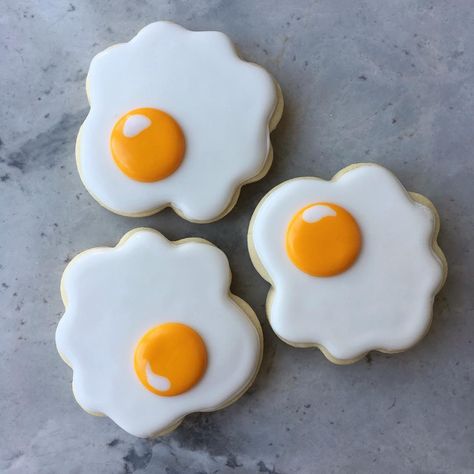 Sunny Side Up Egg Cookies | Decorated Sugar Cookies on Instagram: “In honour of the #egg that broke Instagram, here is the Little Rose Cookie Co. version 😜🥚🍳 Cutter by @sweetsugarbelle  Yolk colour:…” Egg Cookies, Super Cookies, Flooding Cookies, Rose Cookies, Crazy Cookies, Sugar Cookie Icing, No Egg Cookies, Cookie Business, Sugar Cookie Designs