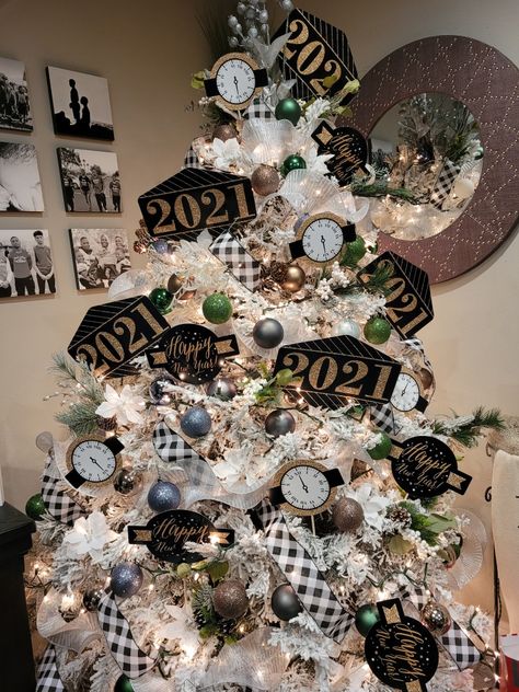 Turn your Christmas tree into a New Years Eve Tree New Years Eve Tree Ideas, New Years Tree Decoration, January Christmas Tree Ideas, New Year’s Eve Christmas Tree, New Years Tree Ideas, New Years Christmas Tree, New Years Eve Tree, Trees Decoration, New Years Eve Dessert