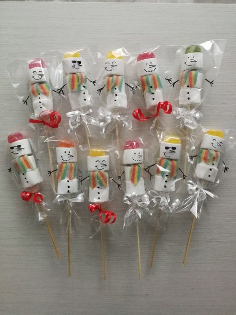 Christmas Market Ideas For School, Snowman Wrapped Candy Bars, Snowman Marshmallow Pops, Marshmallow Christmas Crafts, Snowman Marshmallows Craft, Christmas Marshmallow Pops, Marshmellow Snowman, Snowman Marshmallows, Christmas Stall Ideas