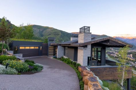 A Clifftop Beauty in Vail's Buffehr Creek Neighborhood - Mountain Living Aspen Modern Mountain House, Modern House In The Woods, Homestead Vibes, Montana Farmhouse, Deck Trellis, Montana Lodge, Views Mountain, Aspen Home, Modern Mountain House