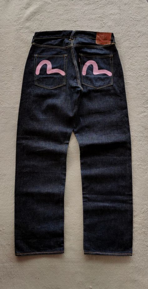 Travis scott Pink Evisu Jeans, Evisu Baggy Jeans, Evisu Pants, Evisu Jeans Outfit, Graphic Jeans, Evisu Jeans, Concept Clothing, Fashion Vocabulary, Cold Outfits