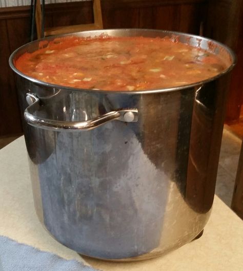 Canning Vegetable Beef Soup | Preserving the Good Life Vegatable Beef Soup, Canning Beef, Canning Soup Recipes, Homemade Vegetable Beef Soup, Hamburger Vegetable Soup, Pressure Canning Recipes, Home Canning Recipes, Canning Vegetables, Gallon Jars