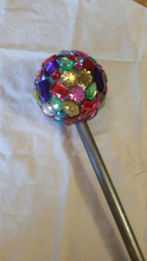 DIY royal scepter Painted a dowel and pushed into a spongy ball then hot glued gems Scepter Craft, Scepter Diy, Childrens Ministry Crafts, Royal Fiveness, Royal Scepter, Frozen Play, Scout Games, Rod And Staff, Jesus Crafts