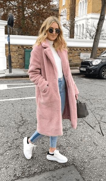 20 Cool Winter Outfits for Street Style - Yeahgotravel.com Cool Winter Outfits, Mantel Outfit, Fall Fashion Coats, Mode Tips, Cool Winter, Pink Coat, Modieuze Outfits, Winter Trends, Coat Outfits